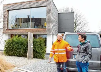  ??  ?? Stadtbaume­ister Stefan Michelfeit sprach über das ausgezeich­nete Passivhaus von Architekt Lars Oberbeck (rechts).