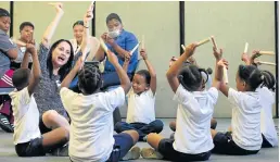  ?? Picture: MADELEINE CHAPUT ?? TUNED IN: ECD music and movement practition­er Marion Rogers gives a music and movement class to Grade R pupils from St John’s Primary School as a demonstrat­ion for ITEC’s ECD Rhythm and Rhyme Day enrichment workshop