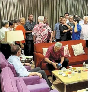  ?? ?? Intense discussion­s: Leaders of barisan Nasional and Pakatan Harapan meeting at seri Pacific Hotel in KL.