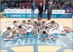  ??  ?? COMO LOS MAYORES. El infantil del Real Madrid ganó la Minicopa.