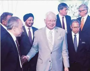  ?? PIC BY AIZUDDIN SAAD ?? Prime Minister Datuk Seri Najib Razak being greeted after launching Invest Malaysia 2017 at Shangri-La Hotel in Kuala Lumpur yesterday.