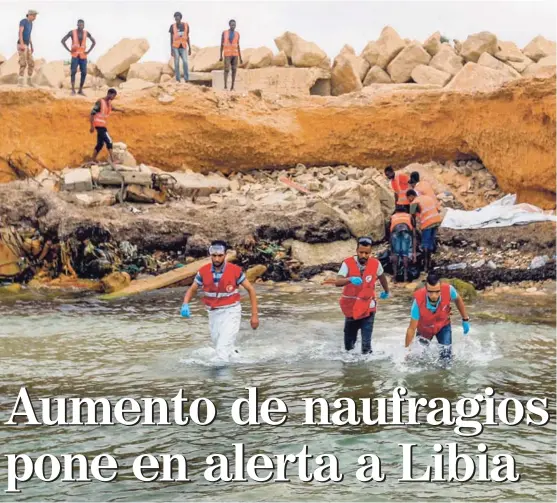  ??  ?? Miembros de la Media Luna Roja de Libia inspeccion­aron ayer la costa de Tajura, al este de Trípoli, donde ocurrió el naufragio más reciente.