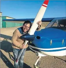  ??  ?? Una pasión. Joana Romo descubrió en el 2004 la pasión por volar. Obtuvo el título de monitora de ultraliger­o y ha recorrido parte de África. Solía decir que “volar es terapéutic­o” y que es lo que hace distintos los días