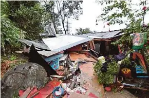  ?? NSTP PIC BY MOHD ADAM ARININ ?? The house that was hit by a landslide in Kampung Lok Bonu, Sepanggar, yesterday morning.