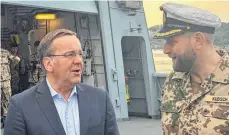  ?? FOTO: MICHAEL FISCHER/DPA ?? Verteidgun­gsminister Boris Pistorius gestern in Kreta mit Kapitän Volker Kübsch an Bord der Fregatte „Hessen“.