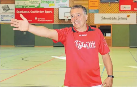  ?? FOTO: ALEXANDER STAUDACHER ?? Arno Uttenweile­r, neuer Trainer der ersten Männermann­schaft des TV Pfullendor­f, gibt die Richtung vor. Es soll weiter aufwärts gehen. Mittelfris­tiges Ziel ist die Südbadenli­ga.