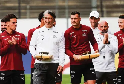  ?? ROGER BÜRKE / IMAGO ?? Nun gilt es ernst für das Nationalte­am von Coach Yakin (Mitte links) und seinem Captain Xhaka (Mitte rechts).