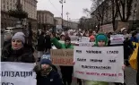  ?? ?? Ukrainian women protesting on the streets of Kyiv.