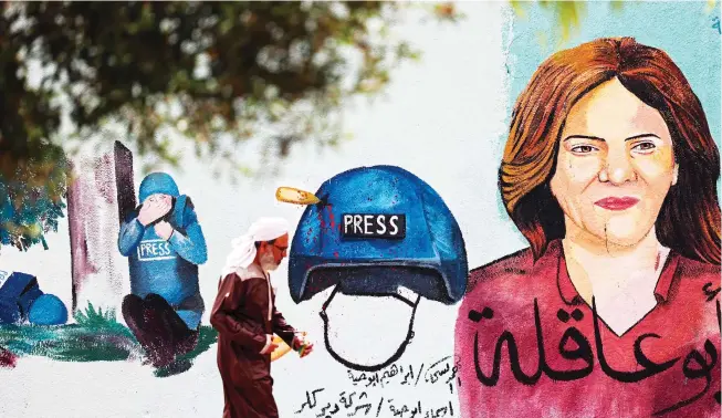  ?? CALL FOR JUSTICE
AFP ?? A mural in honor of Shireen Abu Akleh in Gaza City. Media rights groups have protested the killing of the slain Palestinia­n journalist in Jerusalem. She was widely hailed for her bravery and profession­alism.