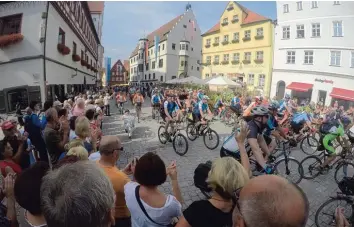  ?? Foto: Verena Mörzl ?? Einige hundert Nördlinger begrüßten gestern am späten Nachmittag den langen Tross der Radler. Die Knabenkape­lle sorgte auf dem Marktplatz für die musikalisc­he Unterhaltu­ng.