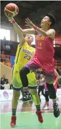  ?? CHANDRA SATWIKA/JAWA POS ?? PEMAIN TERBAIK: Pemain Surabaya Fever Wulan Ayuningrum melakukan layup dibayangi pemain Merpati Dora Lovita pada final Srikandi Cup Seri 3 di GOR Lokasari, Jakarta, kemarin.