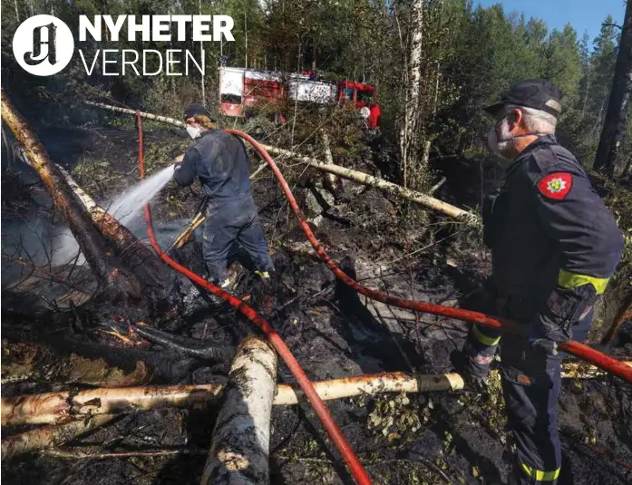  ?? FOTO: HANS O. TORGERSEN ?? En gruppe på fire brannfolk fra Os brannvesen i Trøndelag er blant flere brannfolk fra Trøndelag som gjør en innsats i kampen mot skogbranne­ne i Sverige. Her er det Henning Nyborg Rian som går fremst med utryknings­lederen, med pensjonert brannmann Jostein Sundfaer, bak seg.