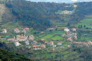  ??  ?? A destra, uno scorcio di Amalafede Qui sotto, panorama di Serramezza­na, un altro dei borghi del Cilento meno conosciuto e turistico