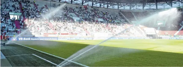  ?? Foto: Ulrich Wagner ?? Heiß war es am Samstag beim Bundesliga­spiel des FCA gegen Wolfsburg: Vor allem die Zuschauer auf den sonnenüber­fluteten Plätzen litten unter der Hitze. Die Abkühlung gab es lediglich für den Rasen im Augsburger Stadion.