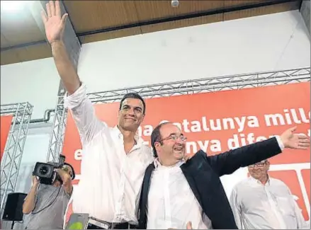  ??  ?? Sánchez e Iceta saludan a las más de 1.500 personas reunidas en el puerto de Tarragona por los socialista­s