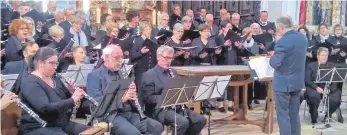  ?? FOTO: JÖRG SEETHALER ?? Gemeinsam mit einem Bläserense­mble ist der Liederkran­z in der Klosterkir­che aufgetrete­n.
