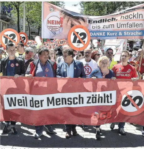  ??  ?? „Nein zum12-Stunden-Tag“, sagten 80.000 Menschen, die am Samstag gegen die Pläne der Bundesregi­erung demonstrie­rten