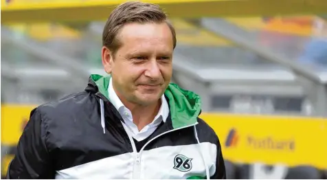  ?? Foto: Jan Hübner ?? Hannovers Manager Horst Heldt gastiert mit seinem Klub Hannover 96 am heutigen Samstag in Augsburg. Sein Verein hat momentan ein Problem: Die Fans wollen nicht ihre Mannschaft unterstütz­en.