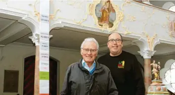  ?? Foto: Peter Wieser ?? Ferdinand Guggenmos (links) ist seit 48 Jahren Mitglied der Kirchenver­waltung St. Michael in Krumbach und hat viel bewegt. Wichtiges Anliegen war ihm, Zuschussge­ber zu gewinnen. Mesner Gerhard Heinisch hat in der renovierte­n Kirche St. Michael ein Memento angebracht, das darauf hinweist.