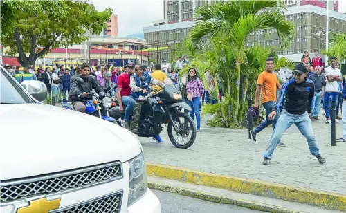  ?? EFE ?? Civiles armados acosan a una comitiva de coches con legislador­es opositores