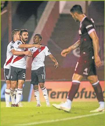  ?? NA ?? GOLEADOR. Nacho Scocco, que había marcado en la Bombonera, abrió la cuenta en Lanús.