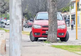  ??  ?? Sobre la vereda. En calle Espinel al 1500, Alta Córdoba, un conductor no tuvo reparos en dejar su auto en el espacio de los peatones.