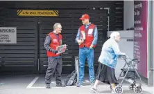  ?? FOTO: THE BIG ISSUE ?? Der Herzog von Cambridge (rechts) mit Big-Issue-Verkäufer Dave Martin: Bereits Williams Mutter Diana setzte sich für Obdachlose ein.