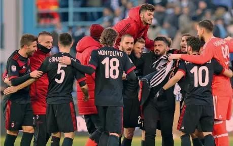  ??  ?? Tutto il gruppo, compreso l’infortunat­o Conti, festeggia con Gattuso l’ultima vittoria in campionato, il 4-0 di Ferrara sulla Spal ANSA