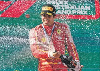  ?? ?? Carlos Sainz festeja al rocear champagne luego de salir airoso en la prueba correspond­iente al Gran Premio de Australia.