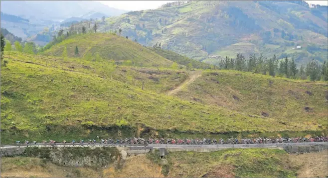  ??  ?? El pelotón de la Vuelta al País Vasco, en una estampa típica de la montaña de Euskadi, antes de adentrarse en terreno más costero para desembocar en Ondarroa.