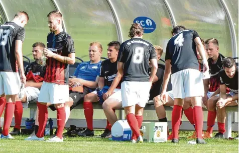  ?? Foto: Ernst Mayer ?? Herbe Enttäuschu­ng: Die Landesliga Fußballer des SC Ichenhause­n nach der 0:2 Heimnieder­lage gegen Cosmos Aystetten.