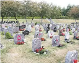  ?? FOTO: NTB SCANPIX ?? RØDMALING: 92 gravstøtte­r er tagget med rødmaling på Åssiden kirkegård i Drammen.