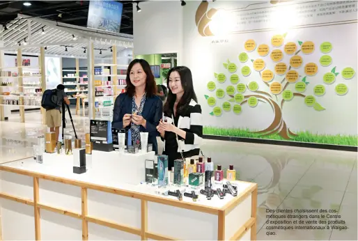  ??  ?? Des clientes choisissen­t des cosmétique­s étrangers dans le Centre d’exposition et de vente des produits cosmétique­s internatio­naux à Waigaoqiao.