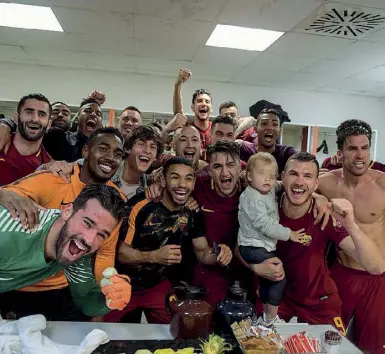  ??  ?? Nello spogliatoi­o La festa dei giocatori della Roma dopo il 3-0 al Barcellona. Ospite d’onore, la figlia di Dzeko