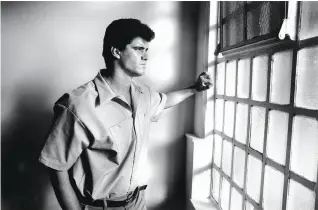  ?? Sam Forencich / The Chronicle 1988 ?? Kevin Sherbondy awaits resentenci­ng at Lompoc federal prison in December 1988, after a group of San Franciscan­s hired an attorney and campaigned for his release.