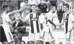  ?? — Gambar AFP ?? RAIKAN BERSAMA: Pemain Juventus meraikan gol jaringan mereka pada aksi perlawanan Serie A Itali menentang Lazio di Stadium Allianz di Turin.