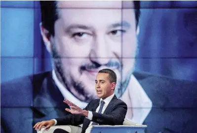  ?? LaPresse ?? La coppia Luigi Di Maio in tv e, sullo sfondo, Matteo Salvini