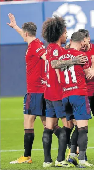  ??  ?? Piña de los jugadores de Osasuna tras el gol de Calleri.