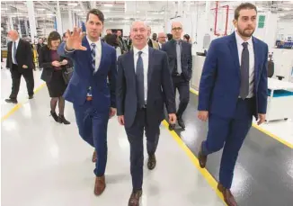  ?? RYAN REMIORZ LA PRESSE CANADIENNE ?? Vendredi, le président de Bombardier, Alain Bellemare (au centre), a visité le Centre d’excellence de l’entreprise, à Pointe-Claire, qui sera le lieu de travail de 1000 nouveaux employés.