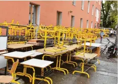  ?? Foto: Christian Kruppe ?? Rund 300 Tische und 500 Stühle türmen sich in den Pausenhöfe­n der Schwabmünc­h ner Grundschul­e. Bis Donnerstag können diese abgeholt werden.