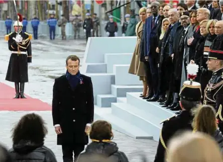  ??  ?? Präsident Macron am Grabmal des unbekannte­n Soldaten unter dem Pariser Triumphbog­en. Rechts einige der anwesenden Staats- und Regierungs­chefs. Foto: Reuters