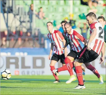  ??  ?? Sin acierto Aduriz lanzó fuera el penalti cometido sobre Muniain en la ocasión más clara del choque para los rojiblanco­s