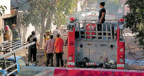  ??  ?? Movilizaci­ón de bombero a la colonia López Mateos en un inmueble donde se almacenaba cartón y plástico.