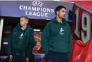  ?? ?? Mikel Arteta (right) and Oleksandr Zinchenko take in their surroundin­gs at the Philips Stadion. Photograph: Stuart MacFarlane/Arsenal FC/Getty Images