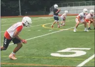  ?? David Fierro / Hearst Connecticu­t Media ?? The Greenwich High School football team lines up for a play from scrimmage during spring practice.