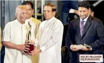  ??  ?? Lakshman Jayawarden­a receiving his award PIX BY PRADEEP DILRUKSHAN­A