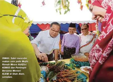  ?? FOTO: ROSLIN MAT TAHIR ?? ISMAIL Sabri mencuba makan sate pada Majlis Ramah Mesra Aidilfitri KEMAS dan Pemimpin Bersama Menteri
KLKW di Shah Alam, semalam.