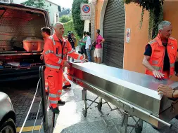  ??  ?? Vittime Le salme portate via dal palazzo dell’omicidio-suicidio del 2015