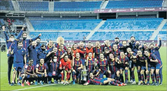  ?? EP ?? Euforia entre las jugadoras y el cuerpo técnico del FC Barcelona sobre el césped de La Rosaleda, con la Copa en el centro