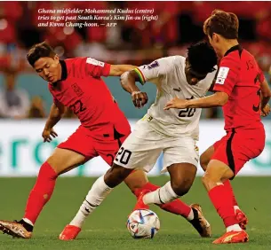  ?? ?? Ghana midfielder Mohammed Kudus (centre) tries to get past South Korea’s Kim Jin-su (right) and Kwon Chang-hoon. — afp